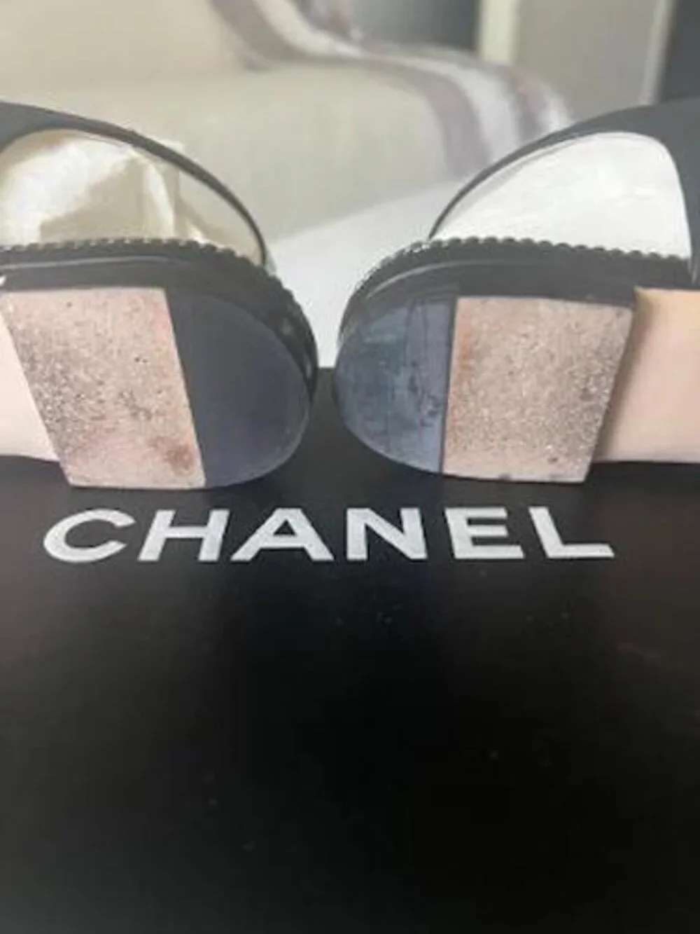 CHANEL 14P ENTRE DOIGTS BLACK SANDALS WITH CC LOGO AND CHAIN AROUND EDGE, SZ 7.5